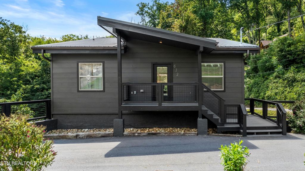 Photo of 612 Sunset Lane, Gatlinburg, TN 37738 (MLS # 1322366)