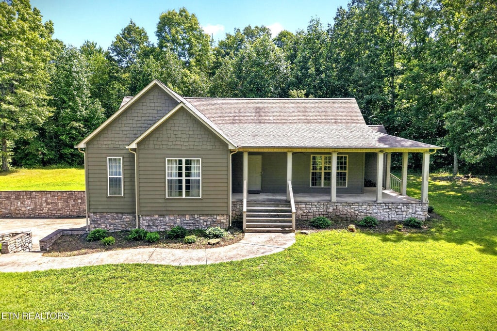 Photo of 813 Mayland Rd, Crossville, TN 38571 (MLS # 1353373)