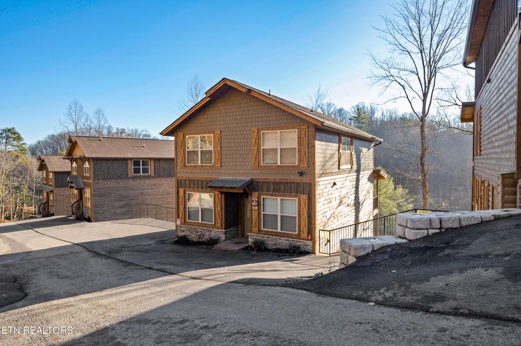 Photo of 3031 Ridgetop Resort Way, Pigeon Forge, TN 37863 (MLS # 1270338)