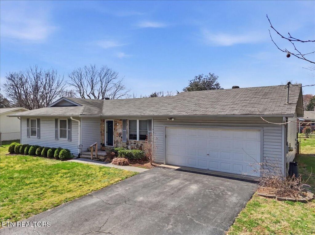 Photo of 853 Walker Springs Rd, Knoxville, TN 37923 (MLS # 1331771)