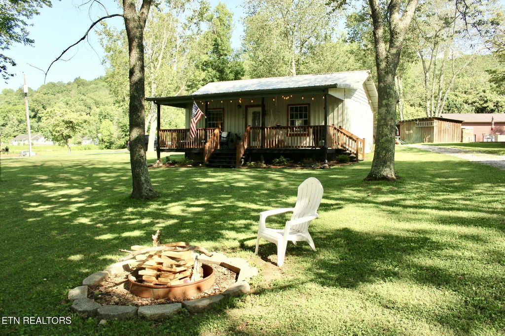 Photo of 105 Lakeshore View Drive, Kingston, TN 37763 (MLS # 1308685)