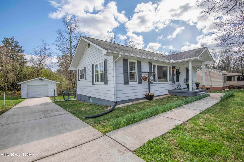 Photo of 125 Clark Ave, Harriman, TN 37748 (MLS # 1333161)