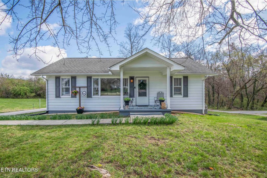 Photo of 125 Clark Ave, Harriman, TN 37748 (MLS # 1333161)