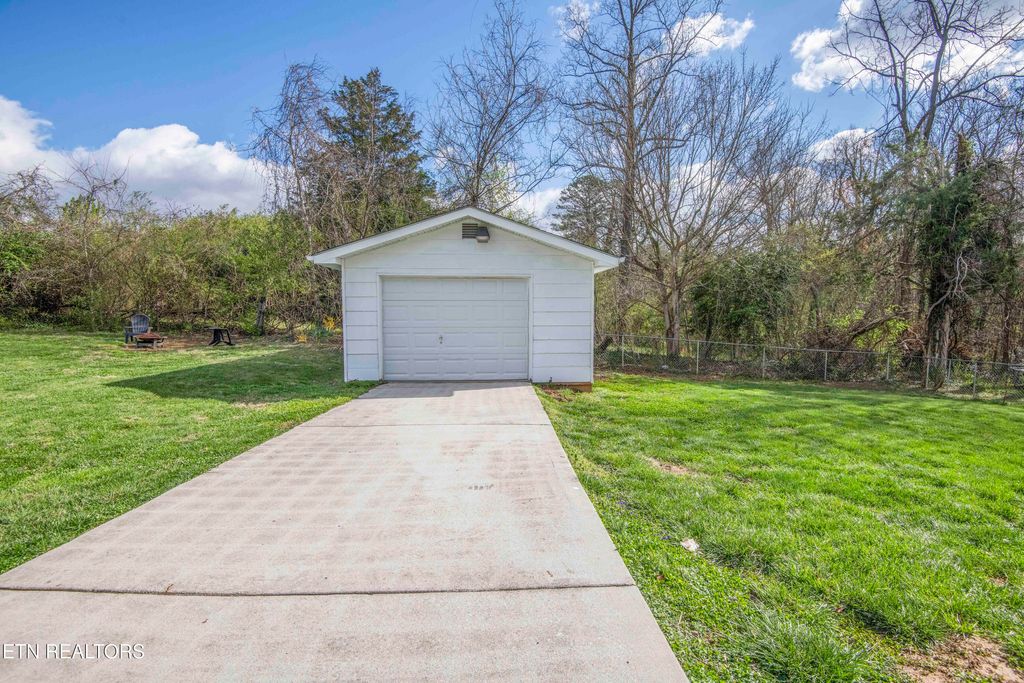 Photo of 125 Clark Ave, Harriman, TN 37748 (MLS # 1333161)