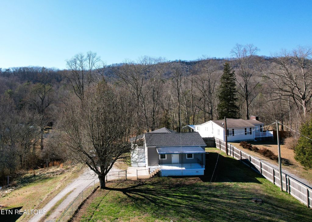 Photo of 3613 Lake City Hwy, Rocky Top, TN 37769 (MLS # 1327276)