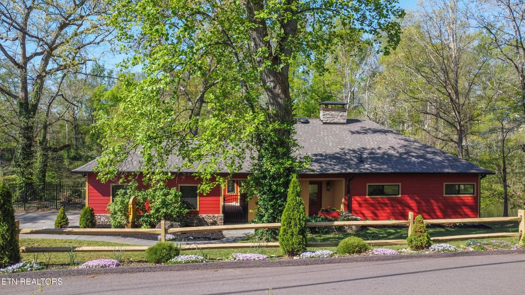 Photo of 715 Lake Forest Drive, Knoxville, TN 37920 (MLS # 1335955)