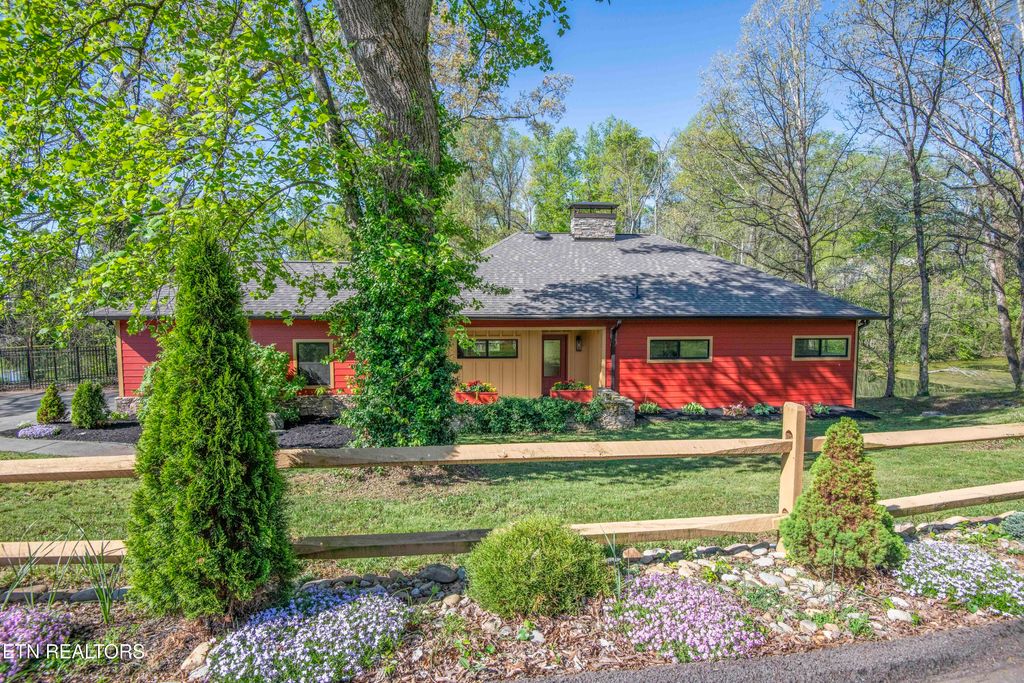 Photo of 715 Lake Forest Drive, Knoxville, TN 37920 (MLS # 1335955)