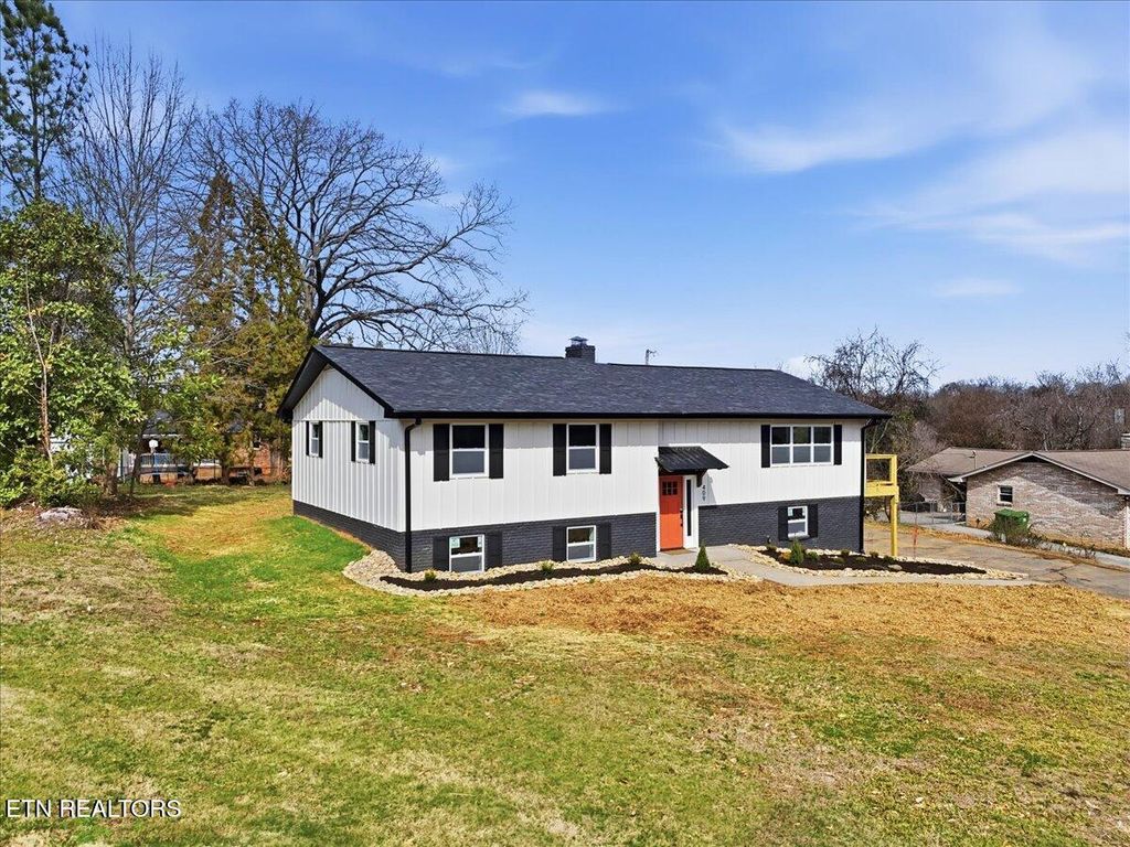 Photo of 409 Belle Meade Drive, Maryville, TN 37803 (MLS # 1330218)
