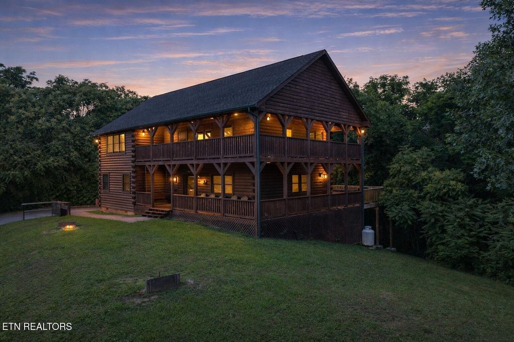 Photo of 2039 Oakmont Drive, Sevierville, TN 37876 (MLS # 1334873)