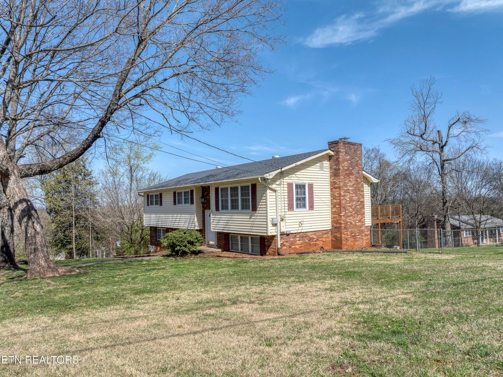 Photo of 726 Greenwich Drive, Maryville, TN 37803 (MLS # 1332745)