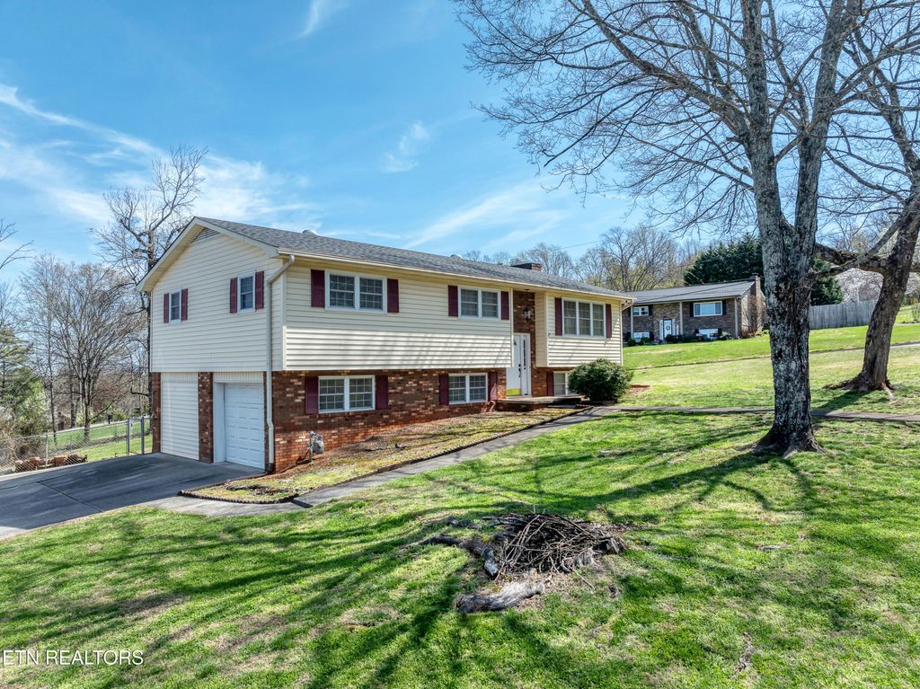 Photo of 726 Greenwich Drive, Maryville, TN 37803 (MLS # 1332745)