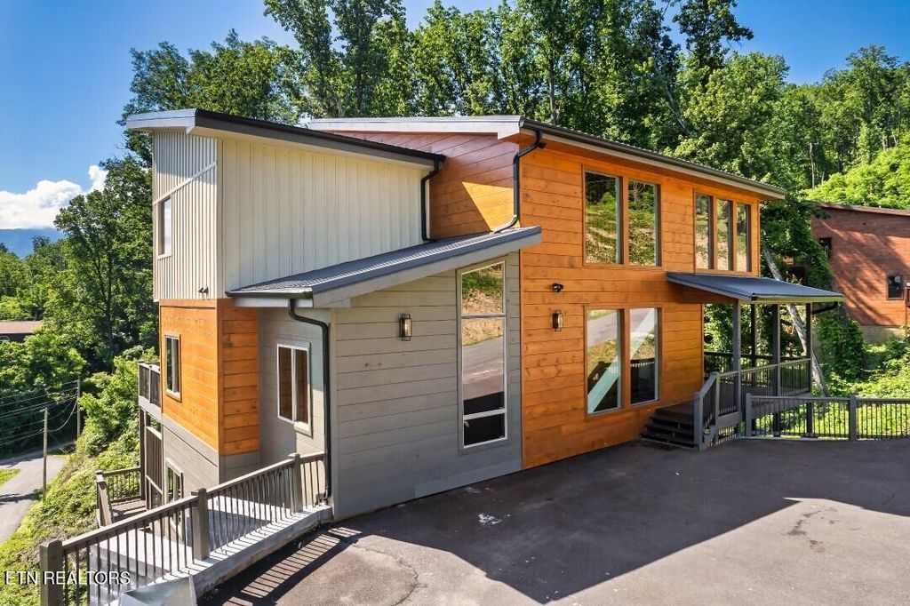 Photo of 850 Chestnut Drive, Gatlinburg, TN 37738 (MLS # 1308240)