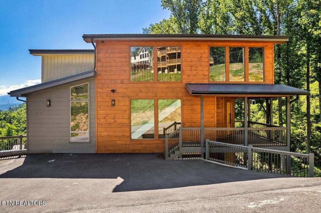 Photo of 850 Chestnut Drive, Gatlinburg, TN 37738 (MLS # 1308240)