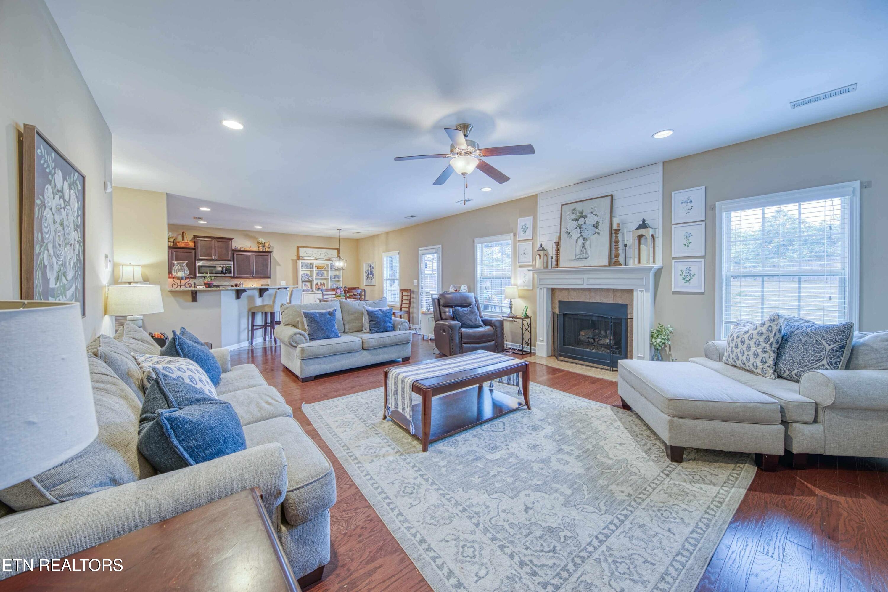 `957 W Glenview Drive