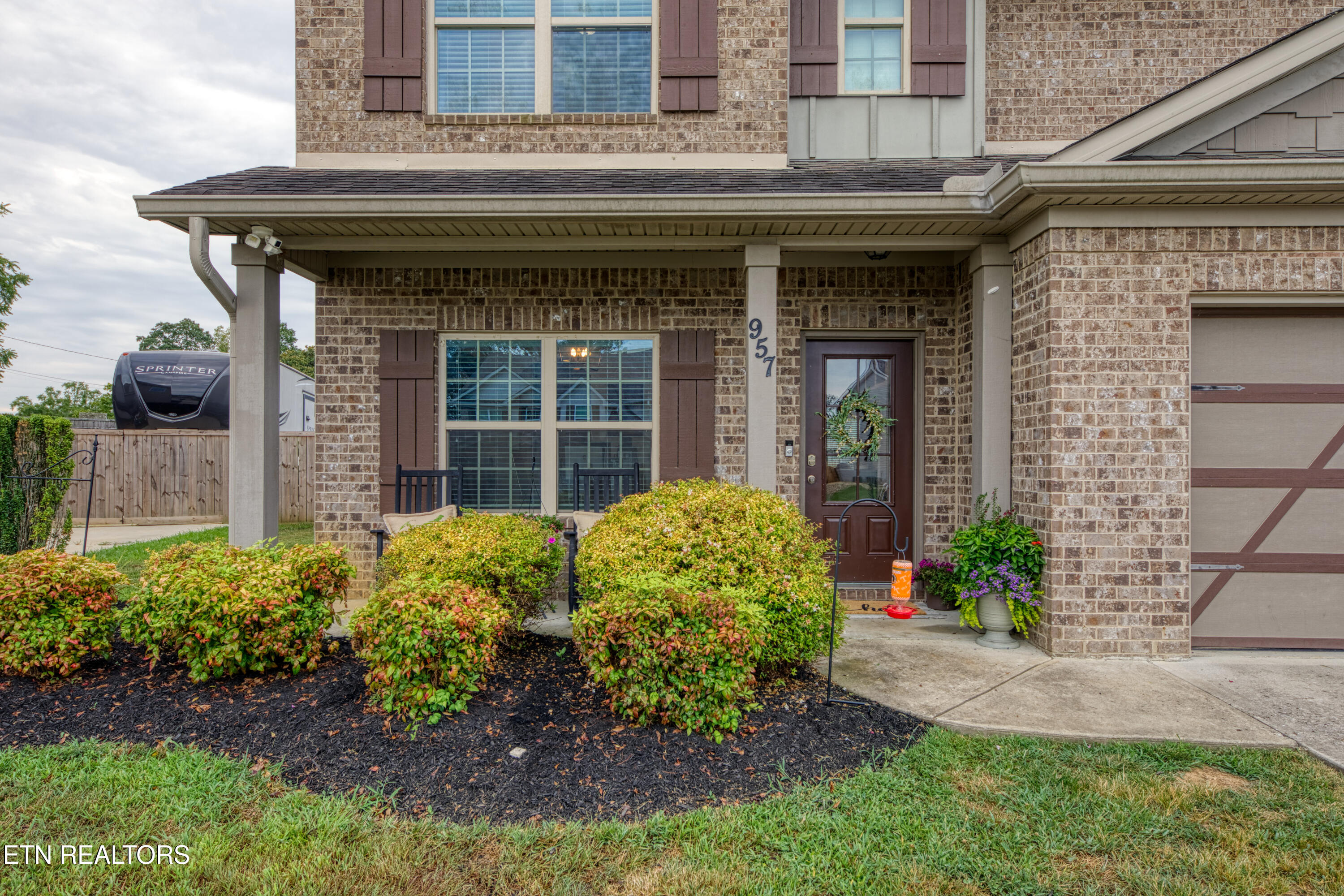 `957 W Glenview Drive