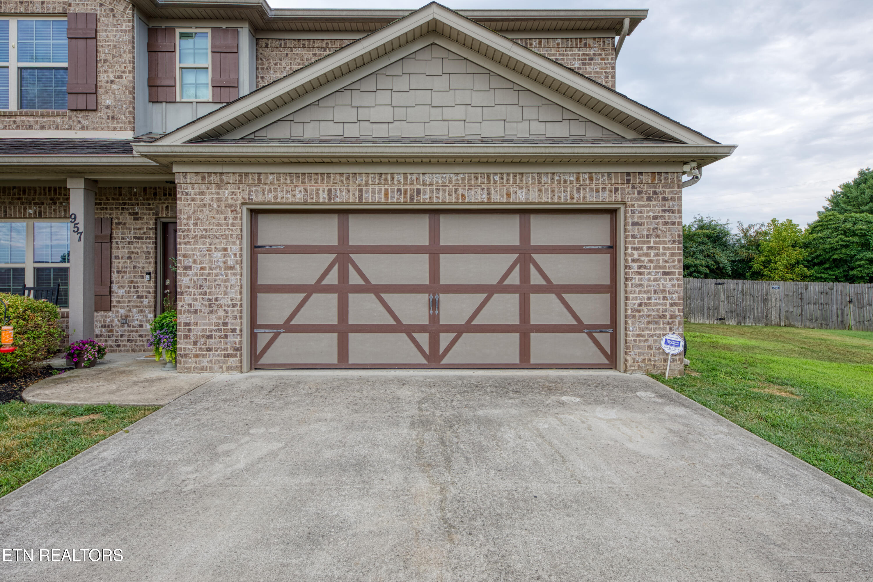 `957 W Glenview Drive