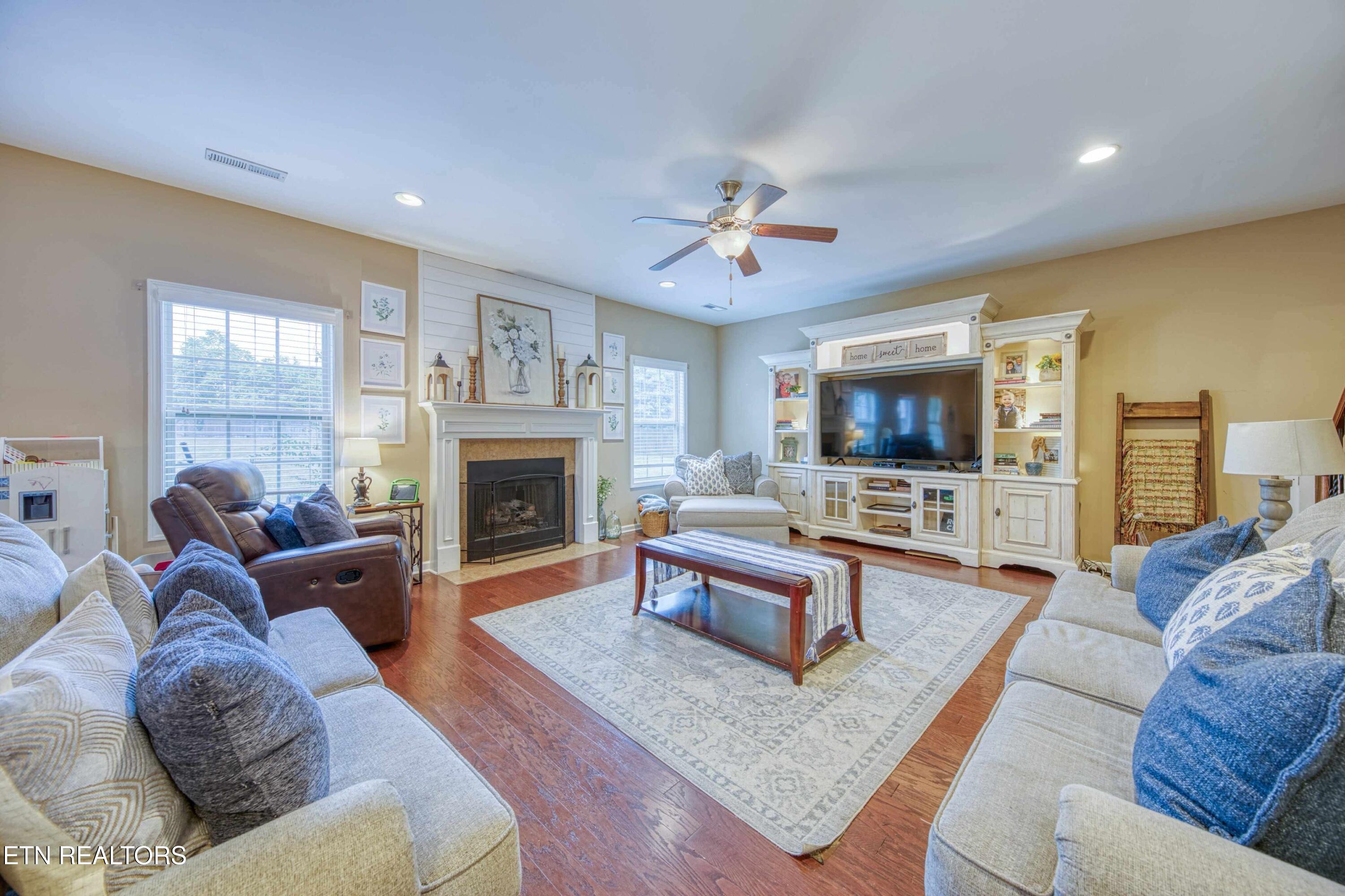`957 W Glenview Drive