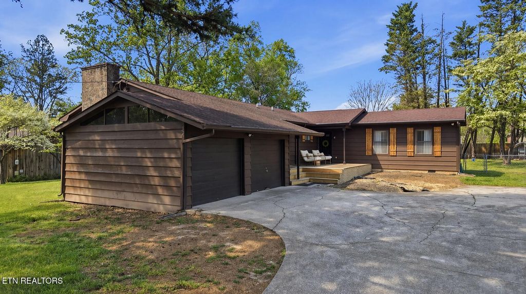 Photo of 227 Leniz Drive, Maryville, TN 37803 (MLS # 1337154)