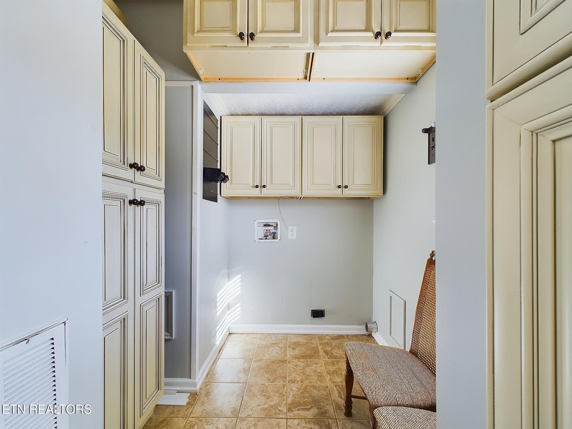 Kingston, Tennessee 37763, United States, 3 Bedrooms Bedrooms, ,2 BathroomsBathrooms,Residential,Active,9498