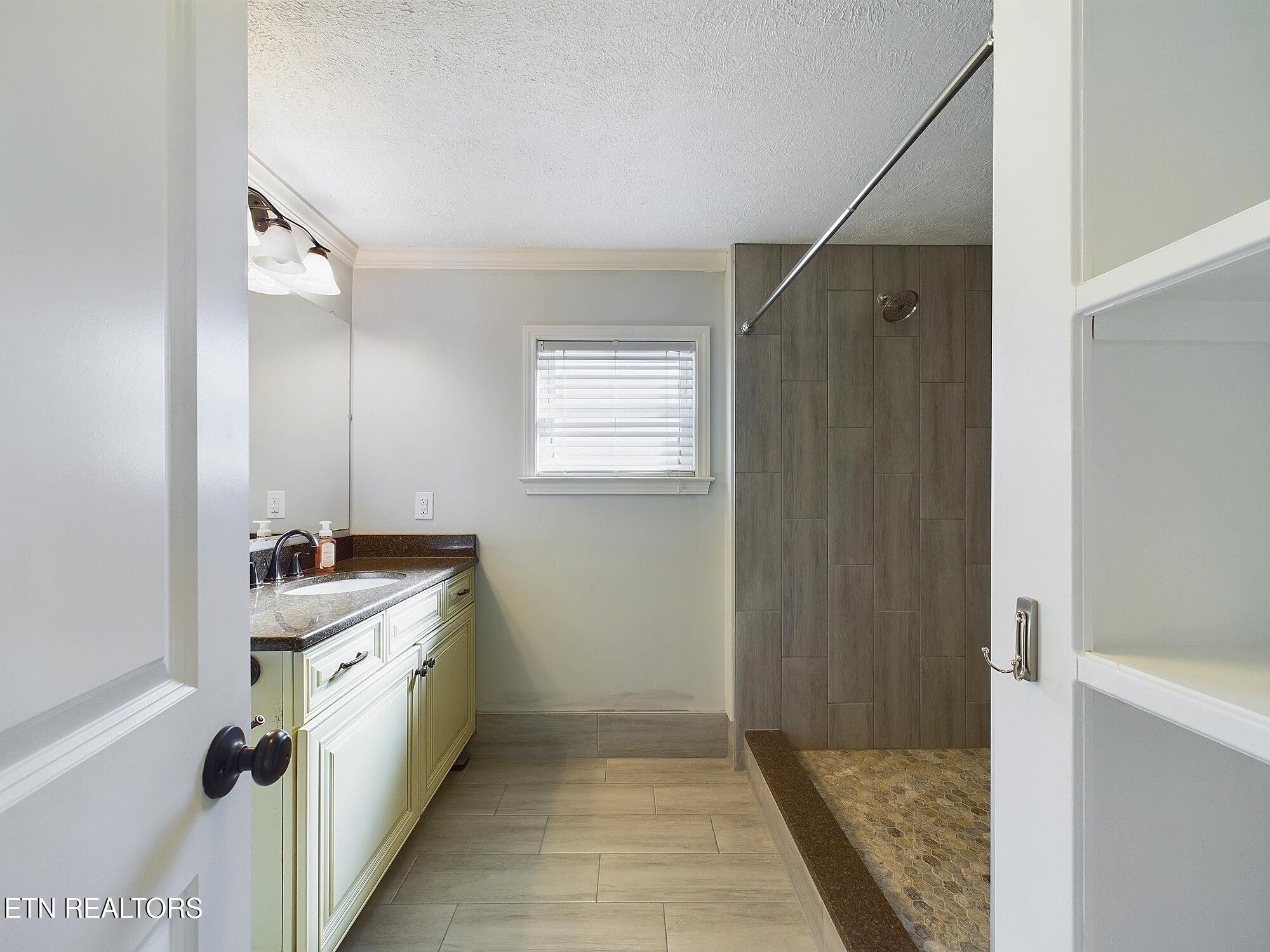 Kingston, Tennessee 37763, United States, 3 Bedrooms Bedrooms, ,2 BathroomsBathrooms,Residential,Active,9498