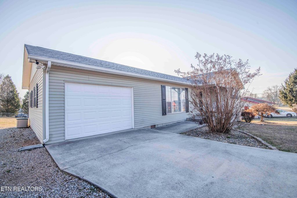 Photo of 112 Anderson St, Sweetwater, TN 37874 (MLS # 1327916)