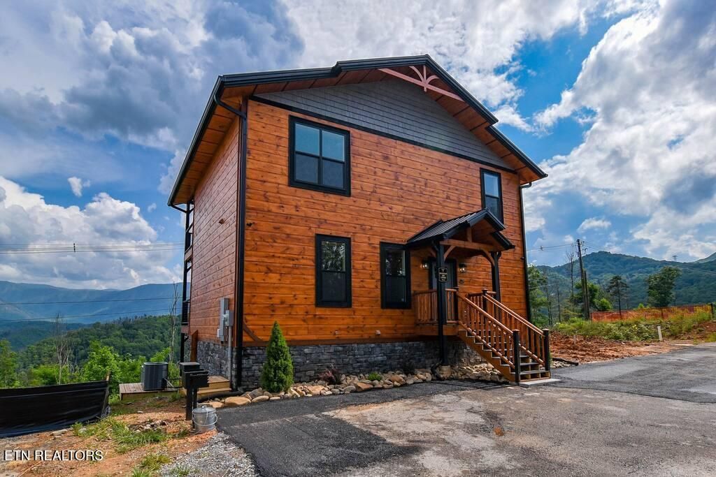 Photo of 962 Cottage Gardens Way, Gatlinburg, TN 37738 (MLS # 1319312)
