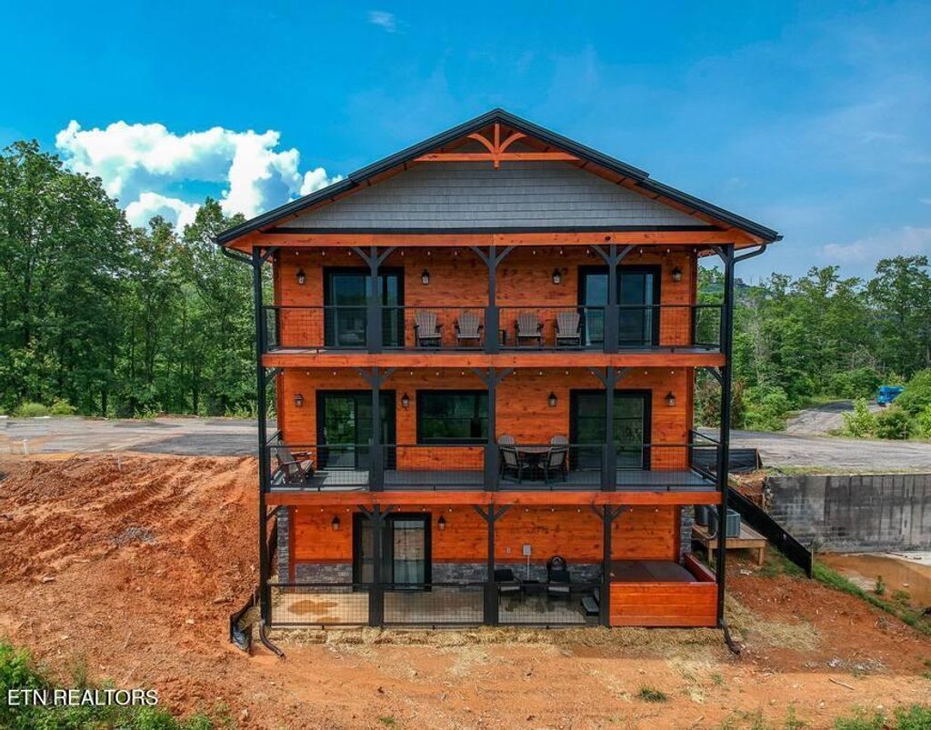 Photo of 962 Cottage Gardens Way, Gatlinburg, TN 37738 (MLS # 1319312)
