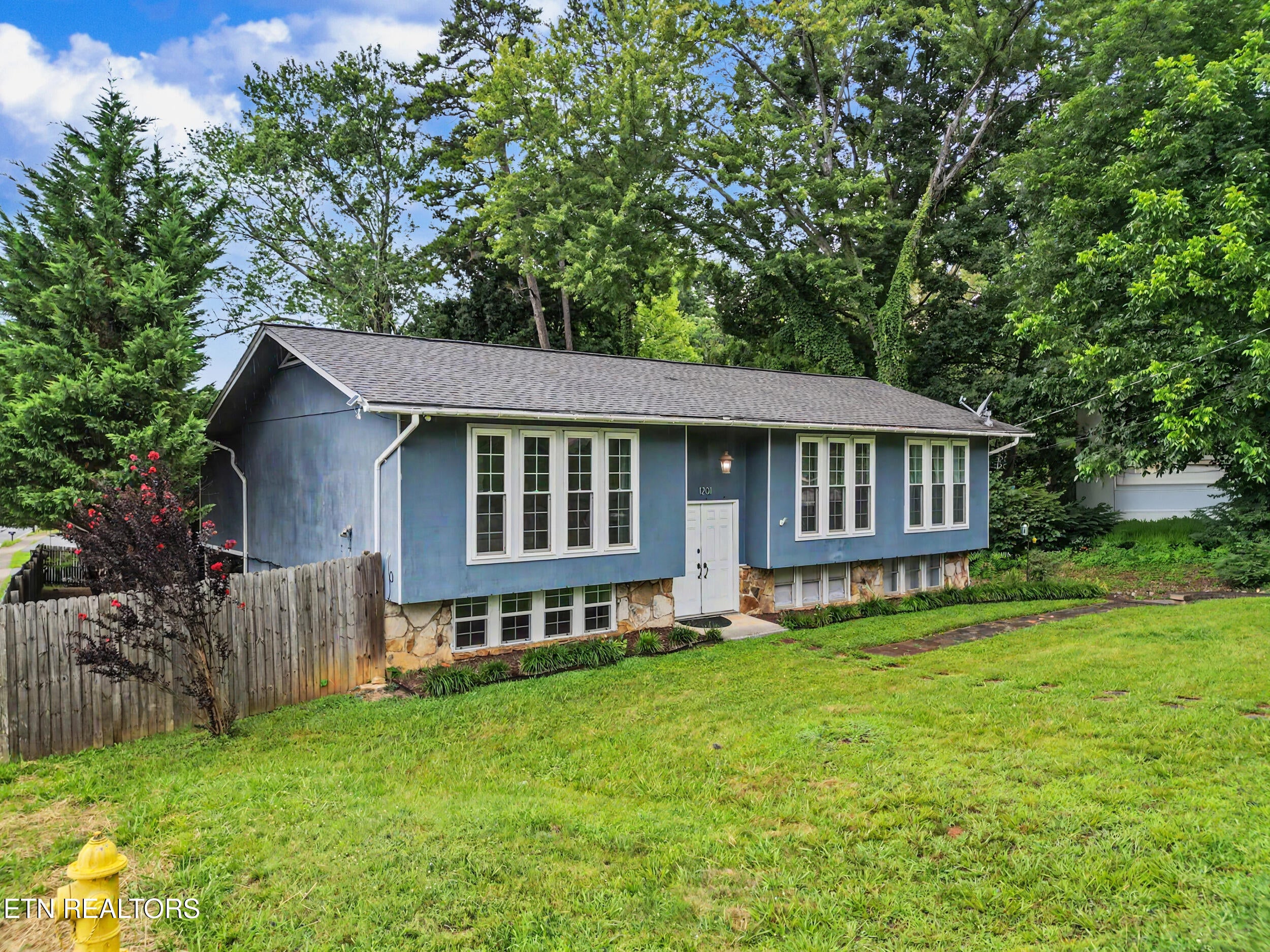 1201 Foxcrolf Drive
