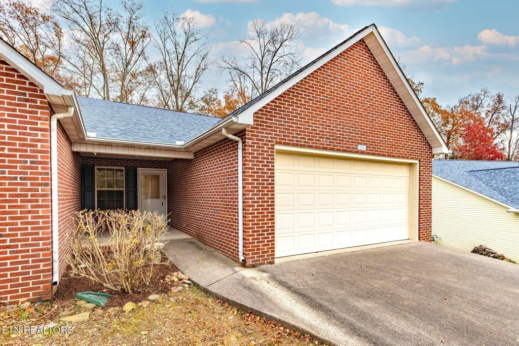 Photo of 5224 Avery Woods Lane, Knoxville, TN 37921 (MLS # 1322439)