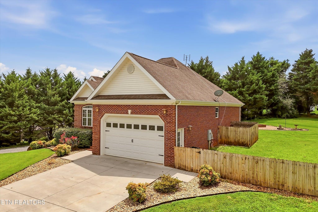 Photo of 109 Brooklyn Circle, Madisonville, TN 37354 (MLS # 1350076)