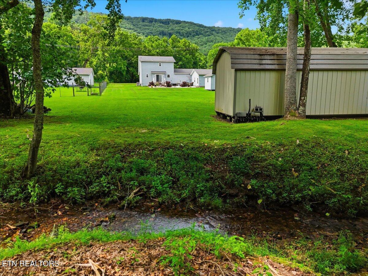 2042 Dutch Valley Rd