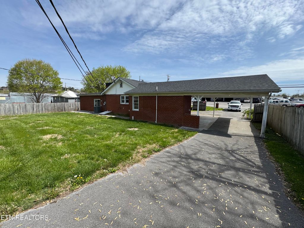 Photo of 105 Davis Drive, New Tazewell, TN 37825 (MLS # 1298620)