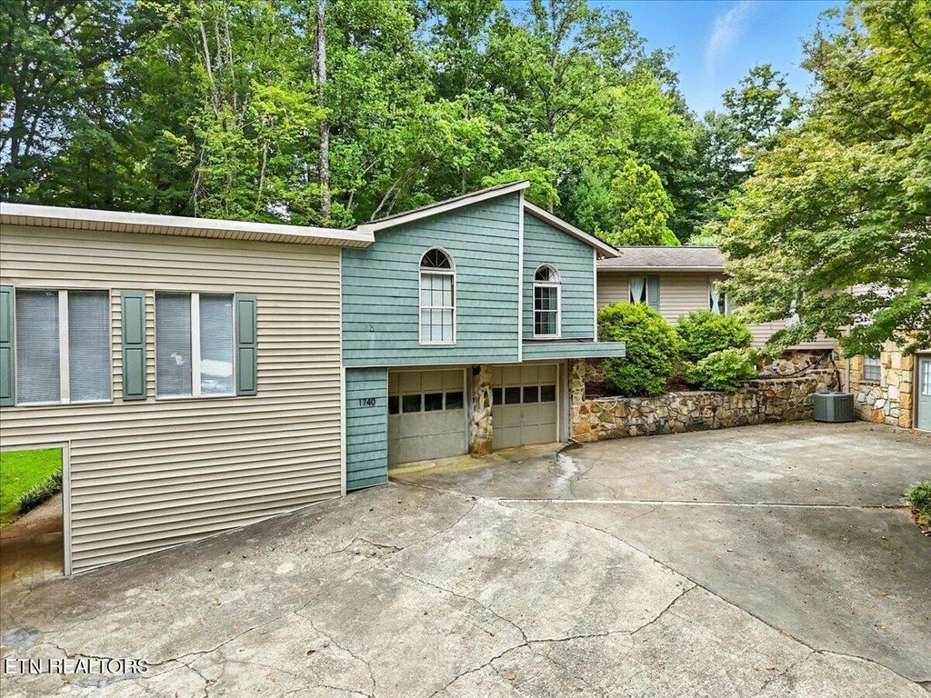 Photo of 1740 Maplecrest Drive, Louisville, TN 37777 (MLS # 1315530)