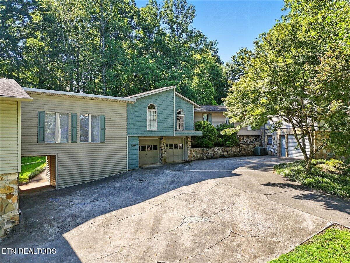 1740 Maplecrest Drive