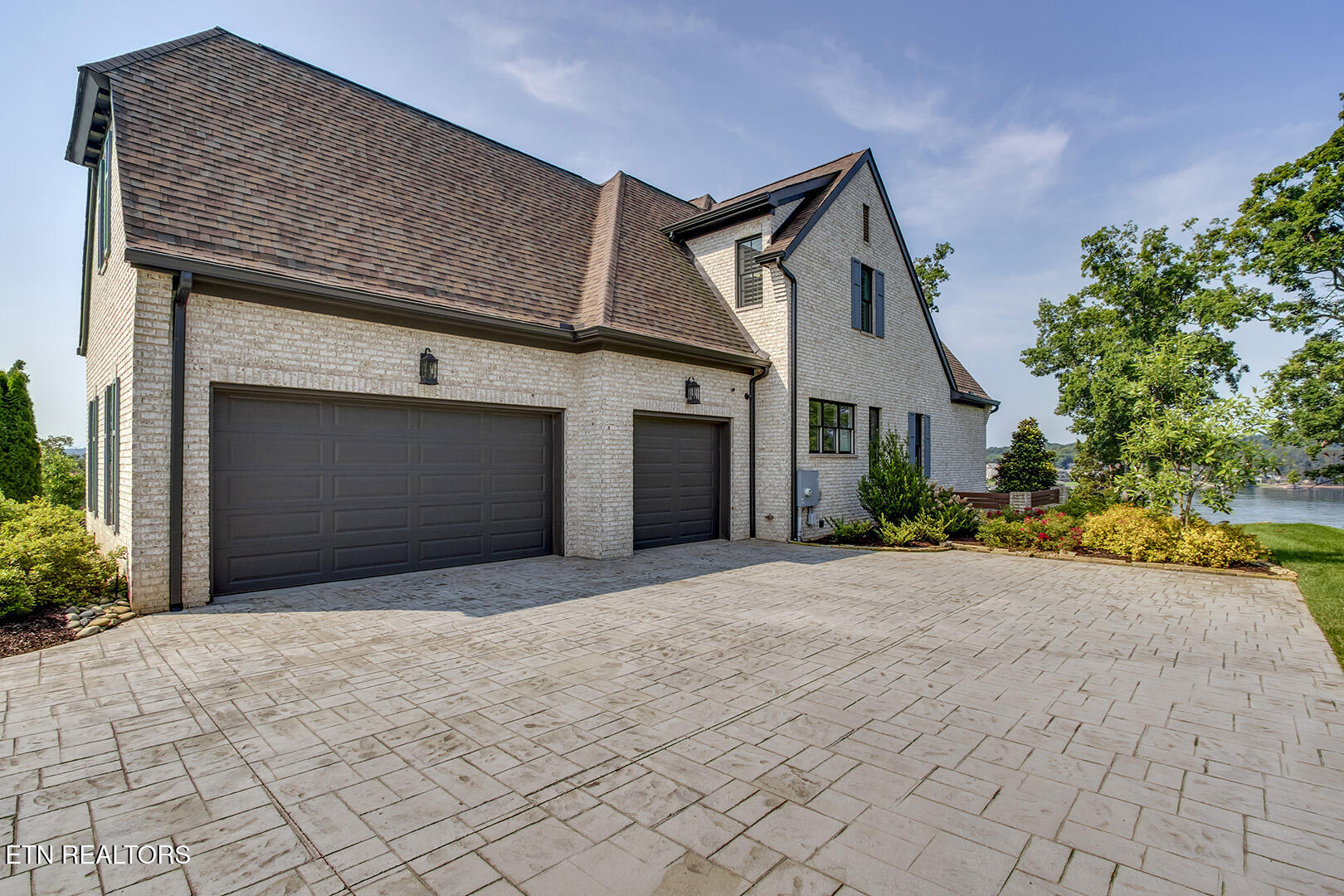 1270 Shadow Hill Drive