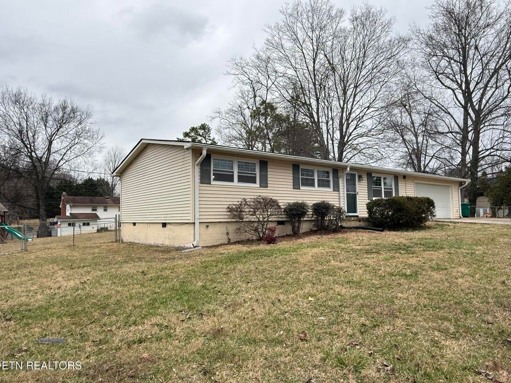 Photo of 7805 Queensbury Drive, Knoxville, TN 37919 (MLS # 1326008)