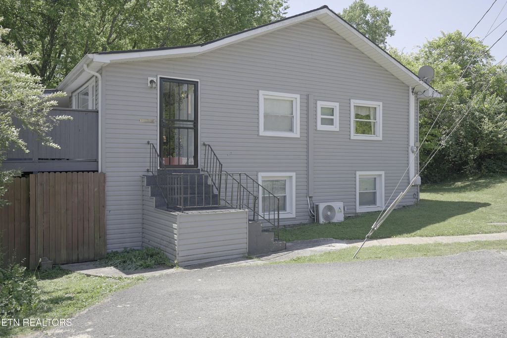Photo of 637 W Outer Drive, Oak Ridge, TN 37830 (MLS # 1338606)