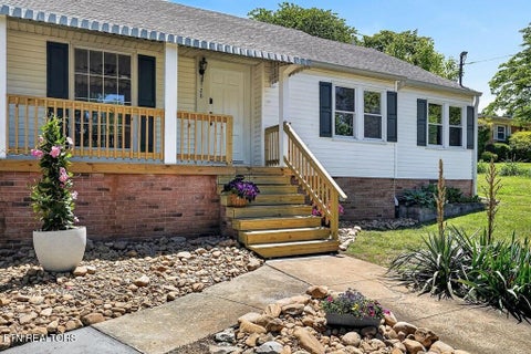 Tiny photo for 128 S Young St, Sparta, TN 38583 (MLS # 1358438)