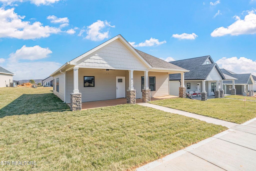 Photo of 923 Stratford Avenue, Sweetwater, TN 37874 (MLS # 1331551)