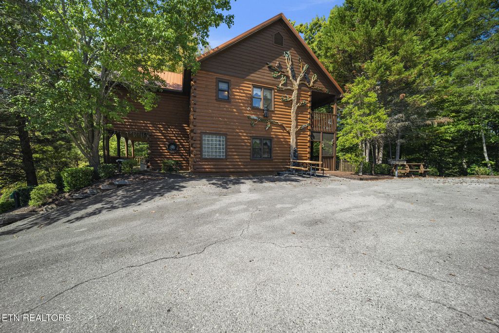 Photo of 836 Bear Run Way, Sevierville, TN 37862 (MLS # 1316339)