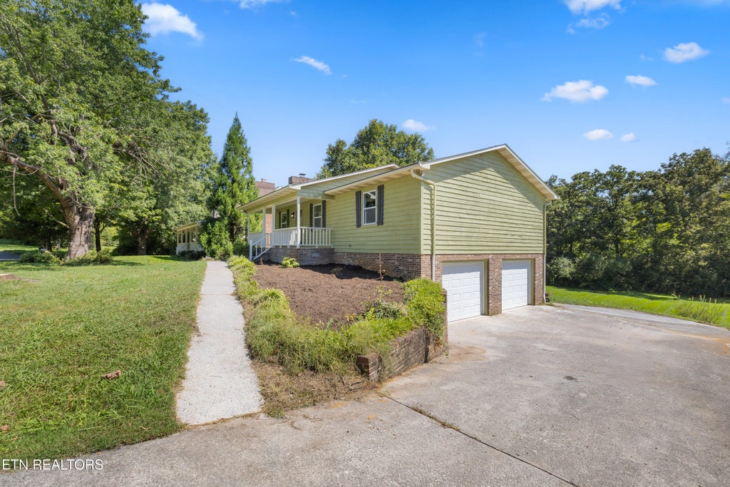 Photo of 936 Stonecrest Drive, Maryville, TN 37804 (MLS # 1353142)
