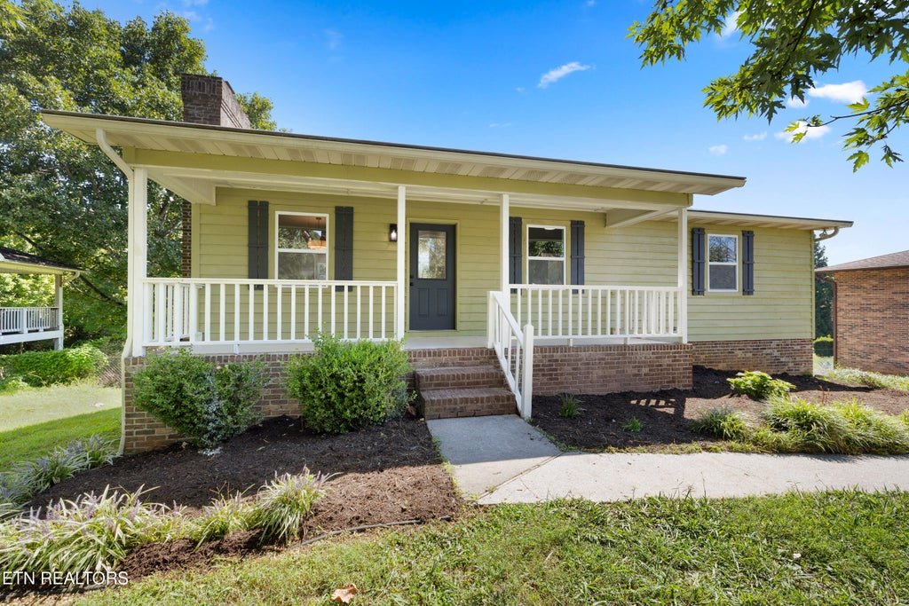 Photo of 936 Stonecrest Drive, Maryville, TN 37804 (MLS # 1353142)