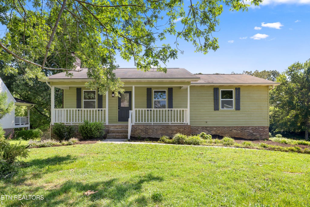 Photo of 936 Stonecrest Drive, Maryville, TN 37804 (MLS # 1353142)