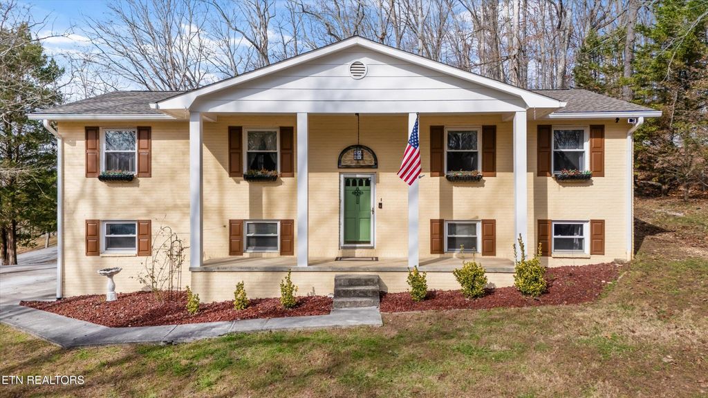 Photo of 209 Highland Drive, Harriman, TN 37748 (MLS # 1323370)
