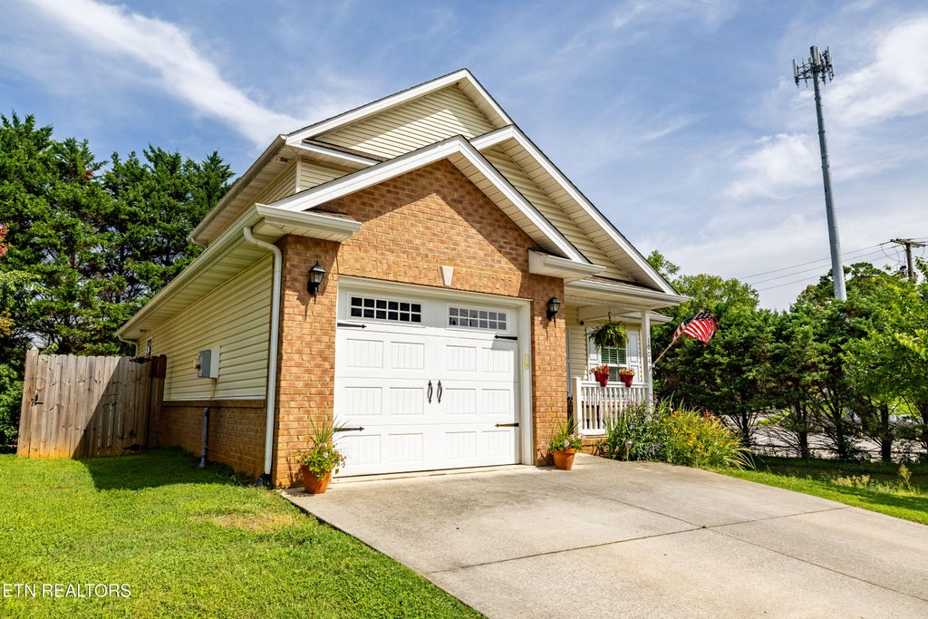 Photo of 1004 Lennox Circle, Maryville, TN 37803 (MLS # 1348982)