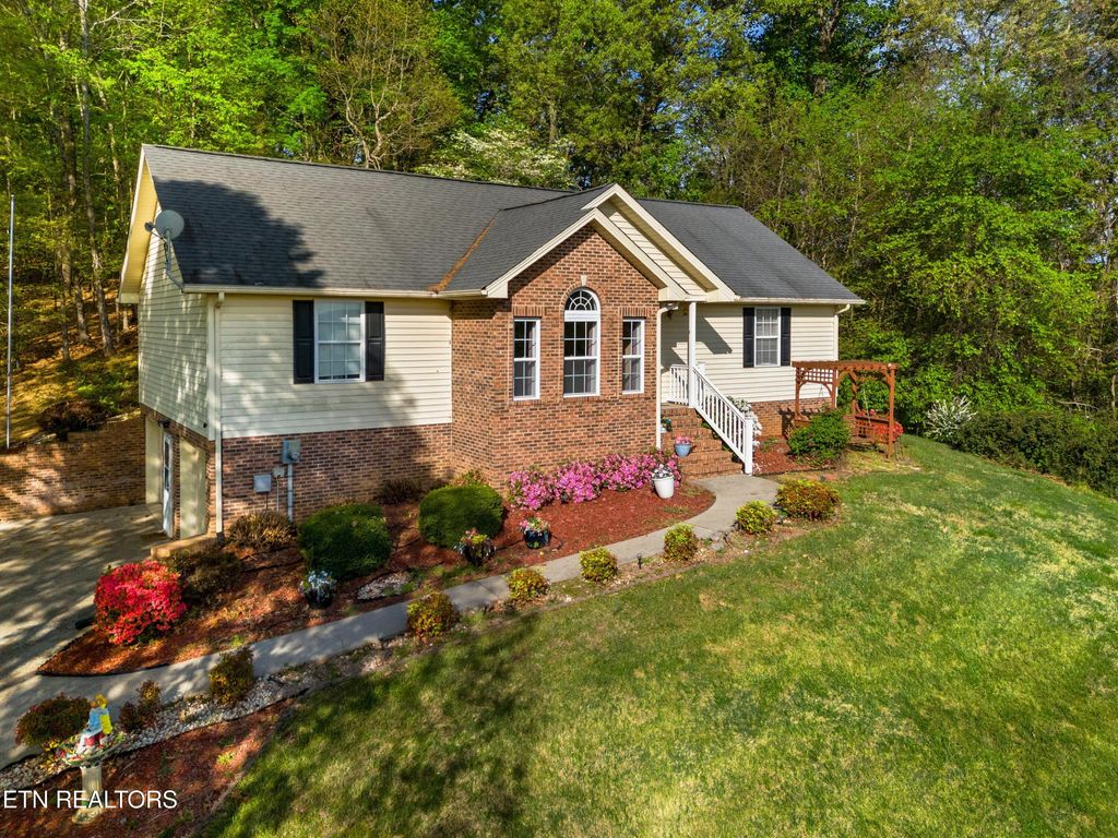 Photo of 833 Thomas Farms Drive, Jefferson City, TN 37760 (MLS # 1337235)