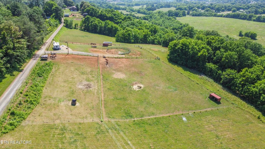 Photo of 2040 Easter Ridge Rd, Lenoir City, TN 37772 (MLS # 1330275)