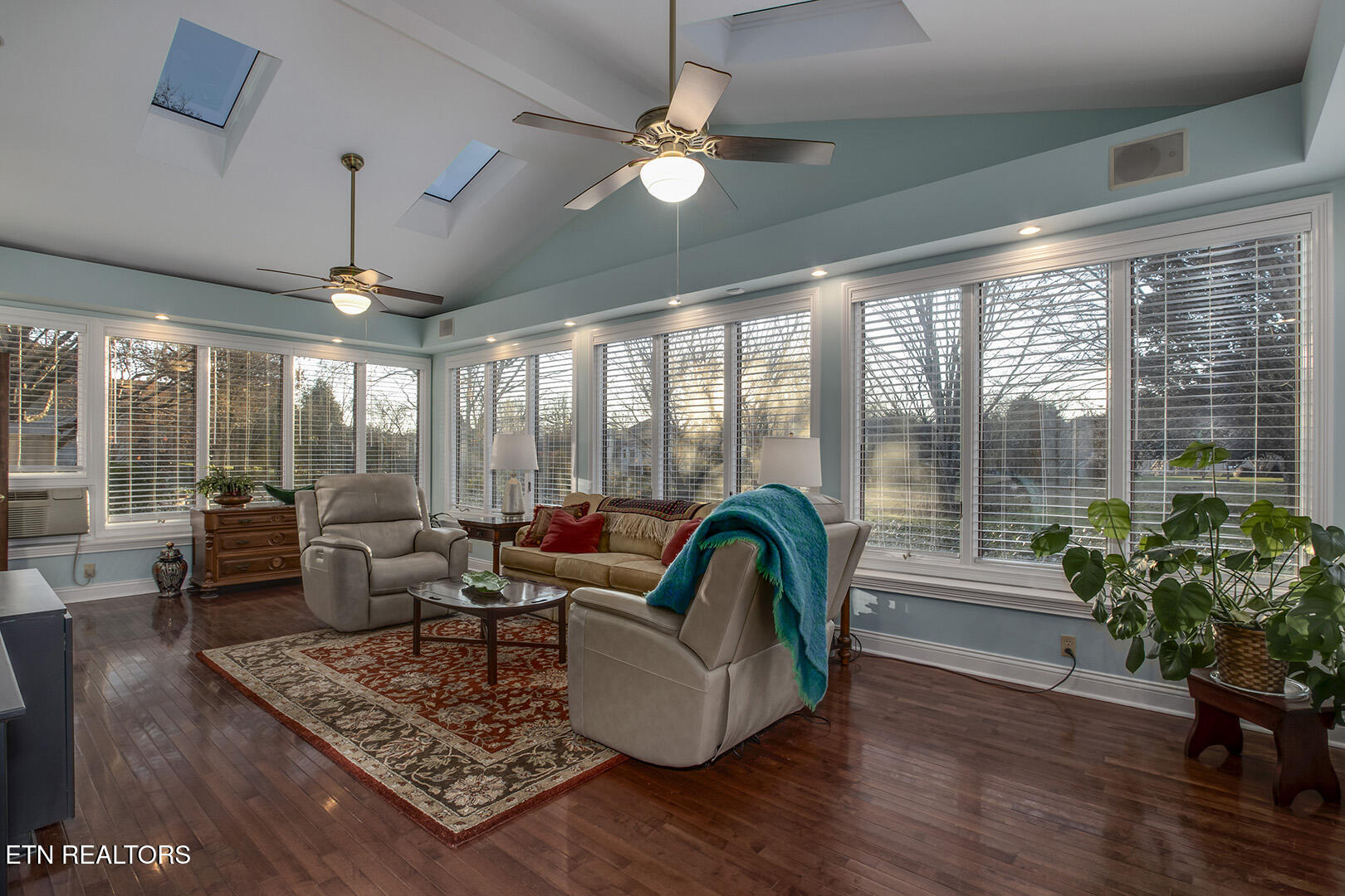 Loudon, Tennessee 37774, United States, 4 Bedrooms Bedrooms, ,4 BathroomsBathrooms,Residential,Active,254685