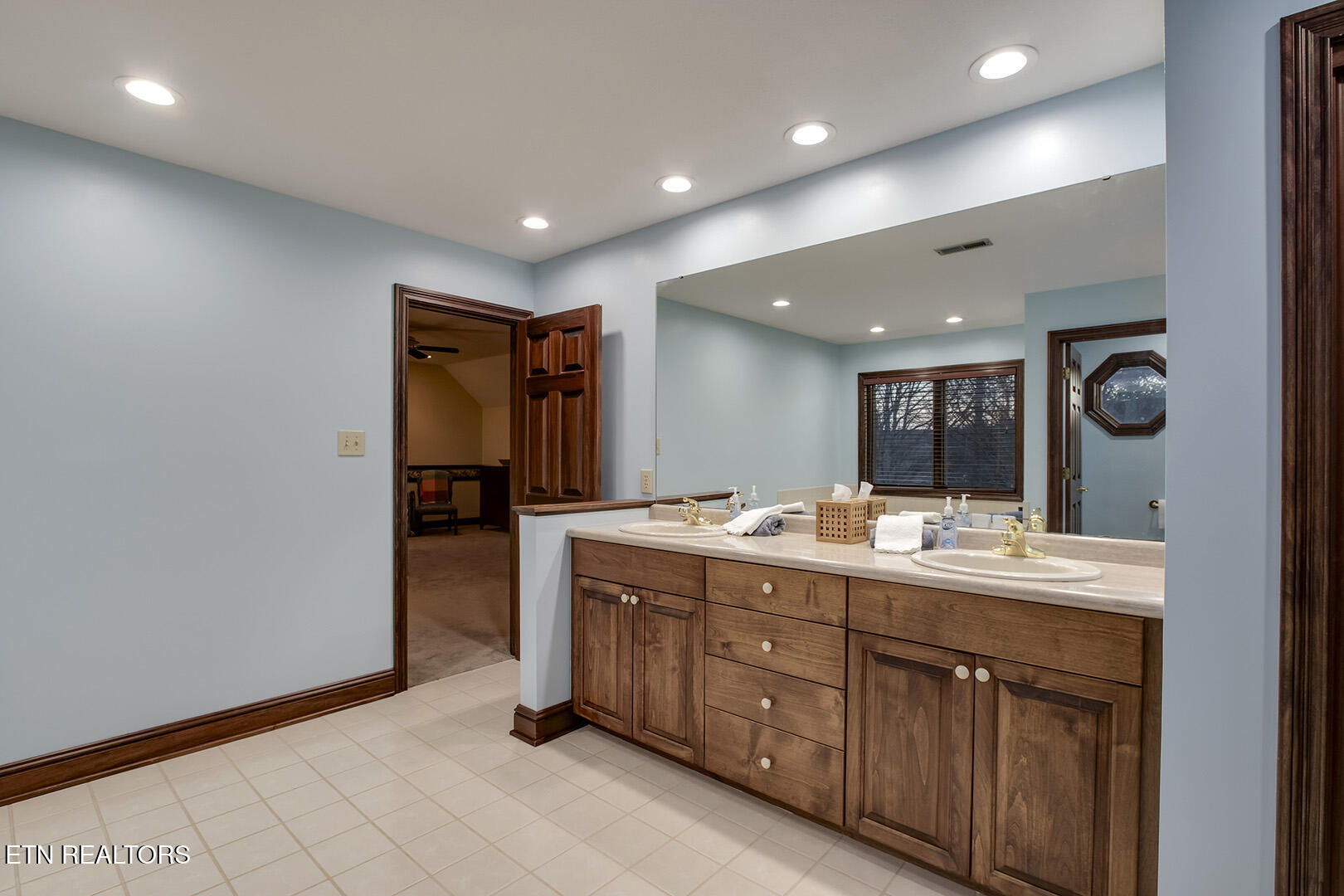 Loudon, Tennessee 37774, United States, 4 Bedrooms Bedrooms, ,4 BathroomsBathrooms,Residential,Active,254685