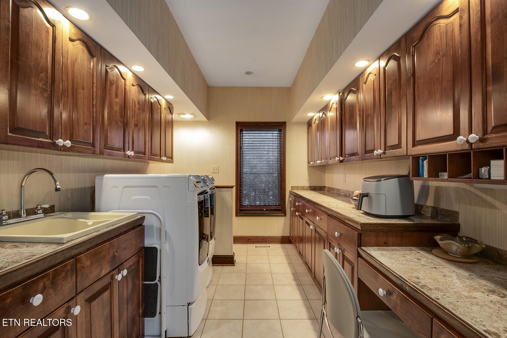 Loudon, Tennessee 37774, United States, 4 Bedrooms Bedrooms, ,4 BathroomsBathrooms,Residential,Active,254685